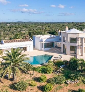 Villas de lujo en Menorca para vacaciones familiares inolvidables y tranquilas